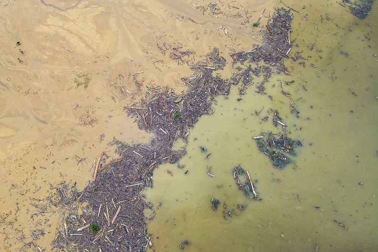 Foto udara sampah dari kayu gelondongan yang hanyut di danau Singkarak di Nagari Muaro Pingai, Kabupaten Solok, Sumatera Barat, Minggu (30/11/2025). Sampah kayu gelondongan tersebut menumpuk di sepanjang jalur banjir bandang beberapa hari terakhir.  ANTARA FOTO/Wawan Kurniawan/Lmo/nz
