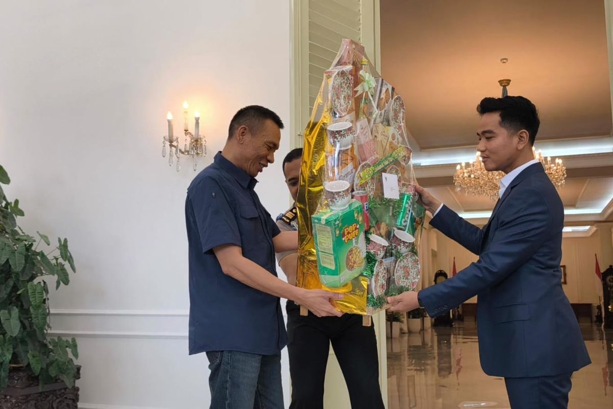 Wapres Gibran: Parcel Itu untuk Ibunda Bang Rismon yang Sedang Sakit...