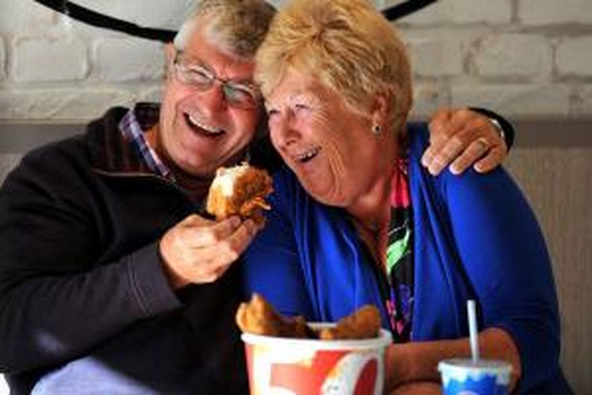Pasangan Bob dan Pat Fogg, mengaku ayam KFC melanggengkan pernikahan mereka selama 44 tahun. 