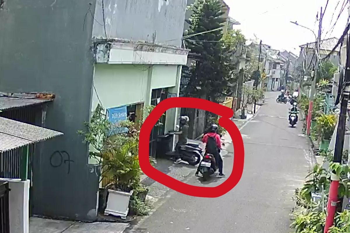 Dua pencuri motor yang baru melakukan aksinya di indekos di Jalan Moncokerto Raya 1 RT 017/RW 013, Utan Kayu Selatan, Matraman, Jakarta Timur, Kamis (1/6/2023).