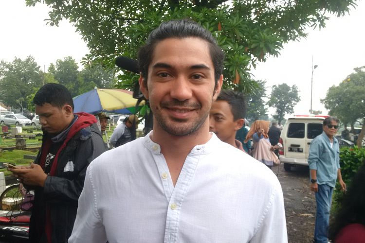 Reza Rahadian saat menghadiri prosesi pemakaman Deddy Sutomo di TPU Tanah Kusir, Bintaro, Jakarta Selatan, Rabu (18/4/2018).