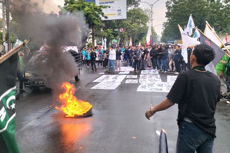 Ratusan mahasiswa dari berbagai elemen melakukan aksi demontrasi di Dewan Perwakilan Rakyat Daerah (DPRD) Solo, hingga memboikot Jalan Adi Sucipto, pada Kamis (30/3/2023), sore.