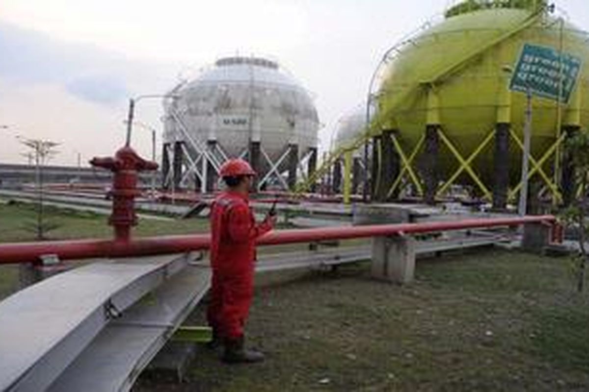 Terminal Elpiji - Petugas dari Pertamina mengontrol area terminal elpiji di Tanjung Emas, Kota Semarang, Jawa Tengah, Jumat (22/6/2012). Terminal tersebut menampung 10.000 metrix gas elpiji untuk memenuhi kebutuhan di Jawa Tengah dan DI Yogyakarta. Berdasarkan data dari PT Pertamina Jateng-DIY, konsumsi elpiji di Jateng rata-rata mencapai 1.787 metrix ton per hari. 