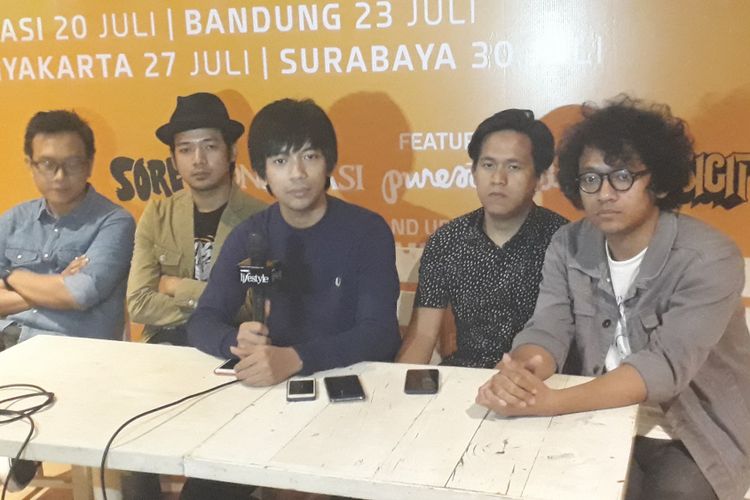 DMASIV diabadikan di Aruba Carribean Restaurant and Bar, Pasaraya Blok M, Jakarta Selatan, Senin (10/7/2017).