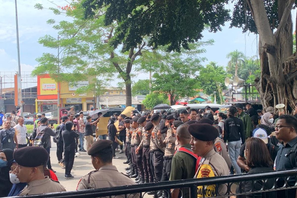 Sejumlah pegiat menggelar aksi mendukung pembebasan aktivis Haris Azhar dan Fatia Maulidiyanti, yang menjalani sidang vonis kasus dugaan pencemaran nama baik Luhut Binsar Pandjaitan di Pengadilan Negeri Jakarta Timur, Senin (8/1/2024).