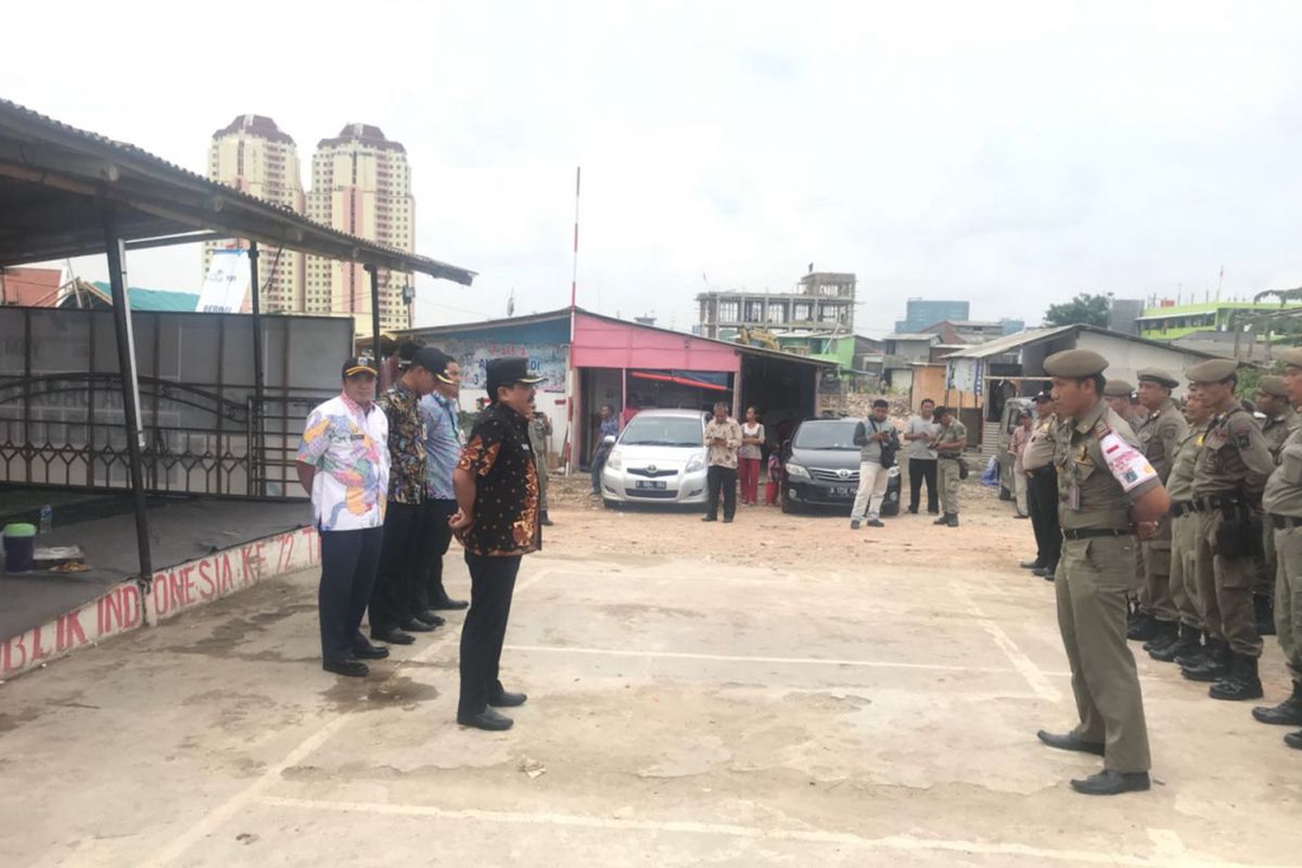 Apel bersama Wakil Walikota Jakarta Utara Junaedi dengan Satpol PP di kampung Akuarium Kamis (11/1/2018). Pengamanan kawasan kampung Akuarium dilakukan untuk menjaga proses pembangunan shelter