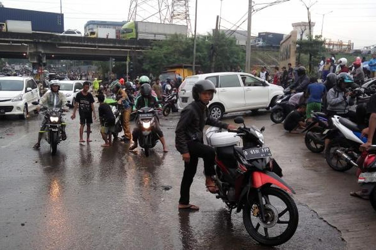 Para pengendara yang kendaraannya mogok karena menerobos banjir di kolong jembatan Tol JORR Kalimalang, Bekasi, Senin (20/2/2017).