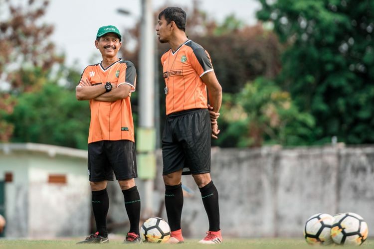 Coach Djajang Nurdjaman (kiri) bersama Asisten Pelatih Persebaya Surabaya Bejo Sugiantoro.