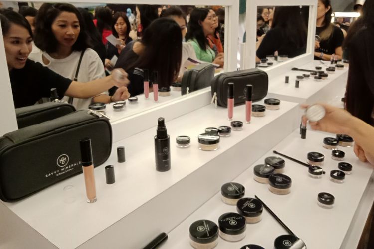 Antusiasme para pengunjung saat mencoba produk Savvy Minerals dari Young Living yang baru diluncurkan di Raffles Hotel Jakarta, Minggu (29/4/2018).