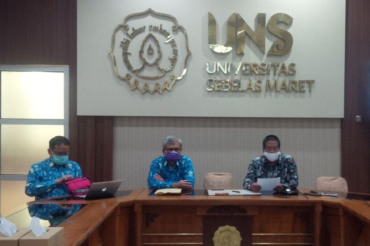 Rektor UNS Solo Jamal Wiwoho didampingi Direktur RS UNS Hartono, dan Jubir Satgas Covid-19 RS UNS Tonang Dwi Ardyanto dalam konferensi pers di Rektorat UNS Solo, Jawa Tengah, Jumat (17/4/2020).