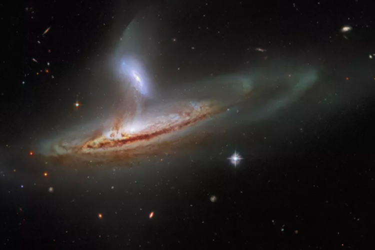 Pasangan galaksi Arp 282 yang difoto oleh teleskop Hubble. Fenomena dua galaksi menari ini ternyata memiliki lubang hitam.