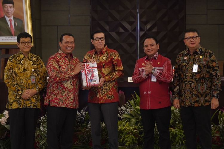 Pimpinan I BPK RI Nyoman Adhi Suryadnyana menyerahkan menyerahkan Laporan Keuangan Kemenkumham pada 2023 dengan status Opini WTP kepada Menteri Hukum dan HAM Yasonna H Laoly di Graha Pengayoman Jakarta, Jumat (26/7/24).
