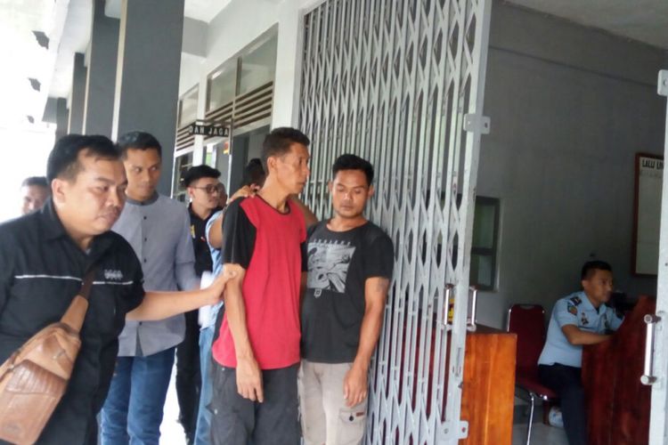 Tiga narapidana di Kabupaten Takalar, Sulawesi Selatan digelandang usai terjaring perpesta sabilu di dalam selnya. Selasa, (3/10/2017).