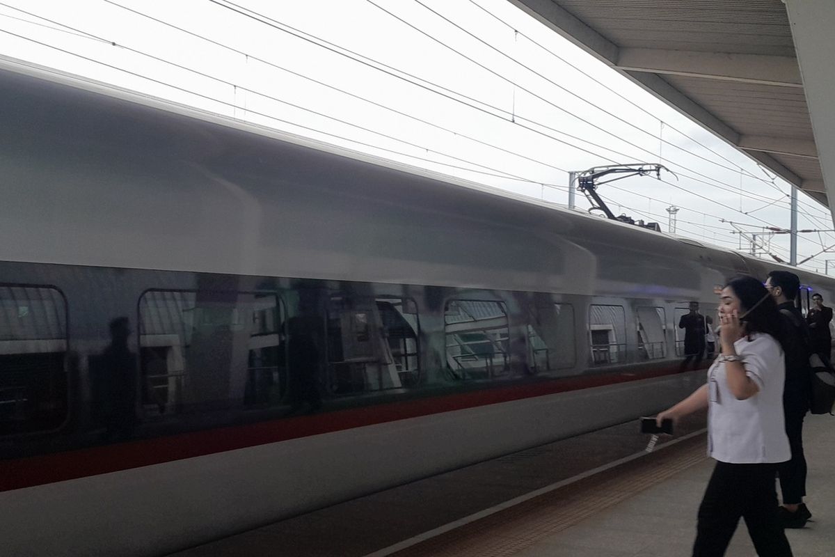 Penumpang di Stasiun Whoosh Karawang pada 24 Desember 2024.