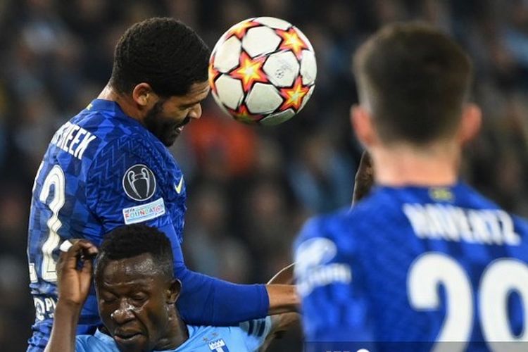 Gelandang Chelsea, Ruben Loftus-Cheek, saat berduel dengan pemain Malmo pada laga keempat Grup H Liga Champions. 