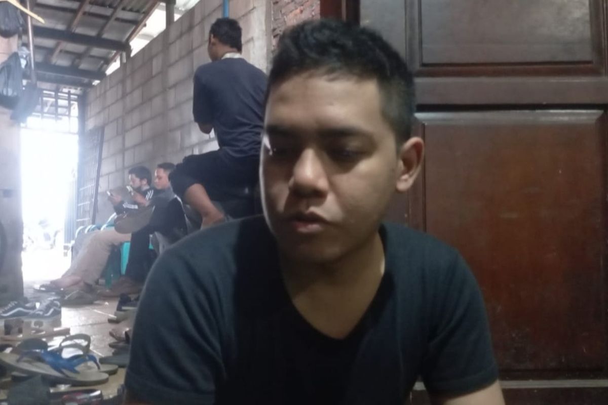 Riki, kakak dari Raka yang menjadi korban kecelakaan ditabrak pengemudi mobil Mitsubishi Pajero di MT Haryono, Pancoran, Jakarta Selatan, Rabu (25/5/2022) malam. Raka bersama istrinya, Nova tewas di tempat akibat insiden itu.