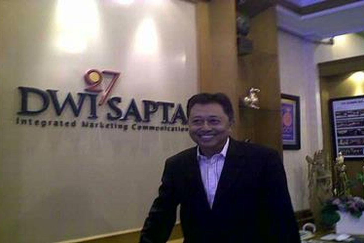 Presiden Direktur Dwi Sapta Adji Watono sukses membawa perusahaannya yang bermula dari sebuah studio fotografi menjadi Dwi Sapta, yang menempati top ten Advertising Agency terkemuka di Indonesia.