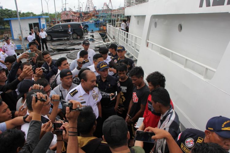 kepala Bakamla RI, Laksamana Madya Arie Soedewo saat melihat langsung barang bukti berupa kabel dan kapal, serta delapan tersangka yang diamankan di dermaga Bakamla Zona Maritime Barat di Barelang, Batam, Kepulauan Riau (Kepri), Senin (28/5/2018).