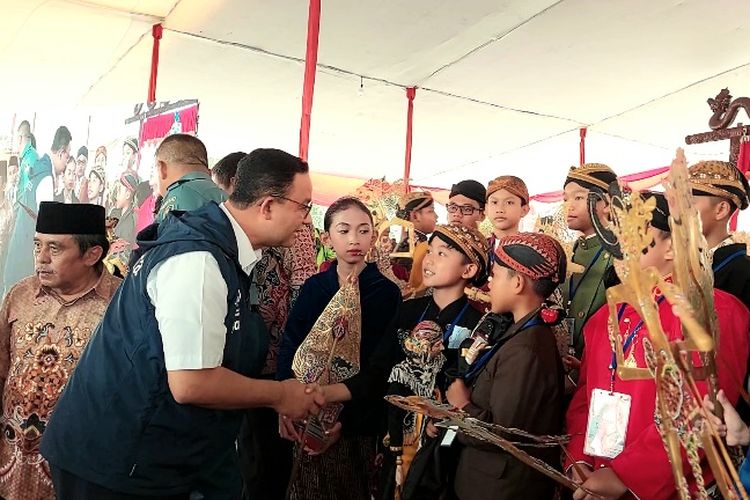 Gubernur DKI Jakarta, Anies Baswedan menyapa para dalang anak di Festival Dalang Anak tingkat Nasional ke-15, di Kota Tua Jakarta, Taman Sari, Jakarta Barat, Kamis (22/9/2022).