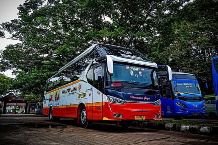 Bus Harapan Jaya VIP dan Executive melayani rute Jakarta-Ponorogo.