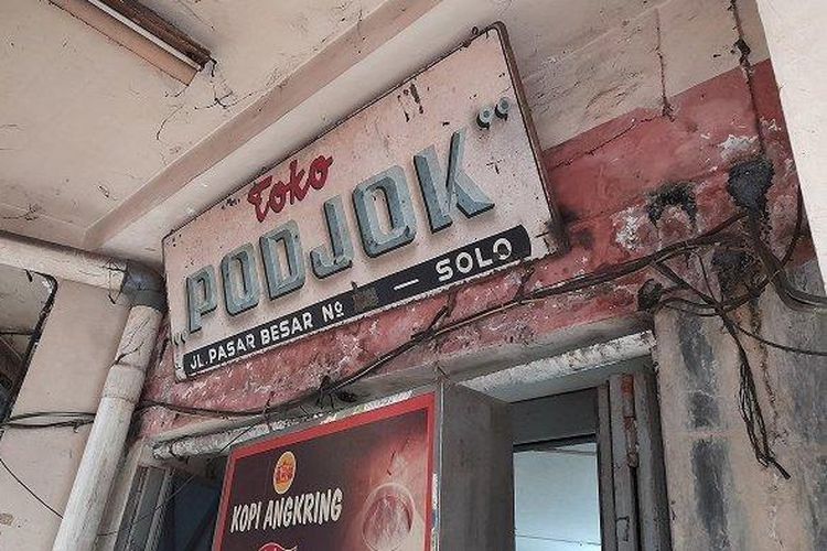 Toko Kopi Podjok di Pasar Gede Solo. 