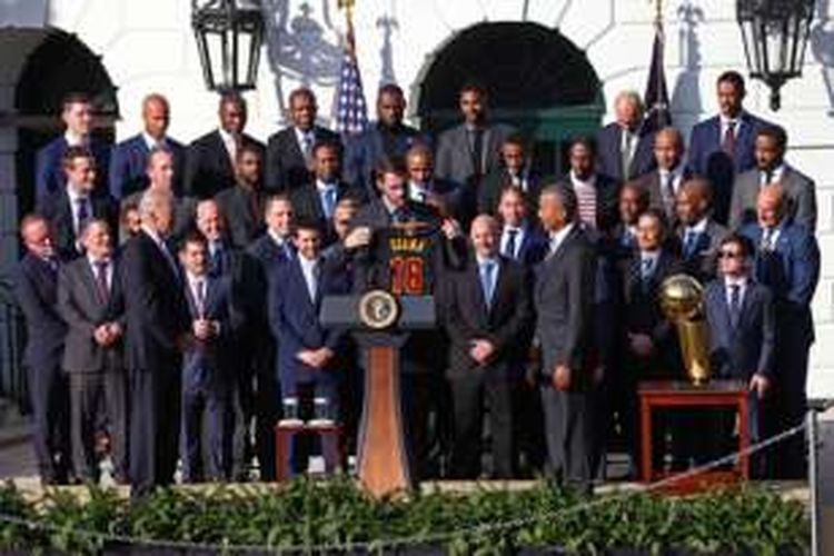 Presiden Barack Obama menerima jersey kehormatan bernomor punggung 16 dari tim Cavaliers asal Cleveland di Gedung Putih.