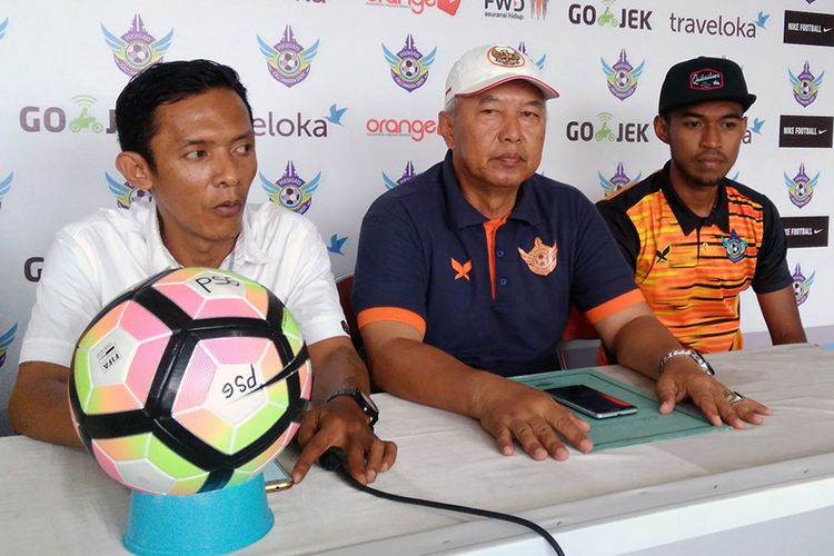 Pelatih Persegres Gresik United Hanafi (tengah) jelang laga kontra Perseru Serui.