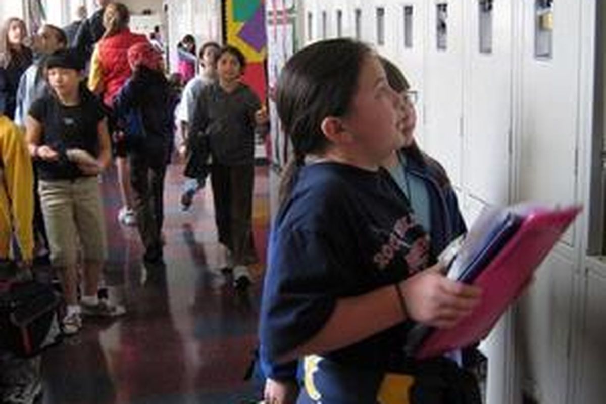Para siswa di Chinese American International School (CAIS) di San Fransisco, California sedang berjalan menuju ruang kelas,