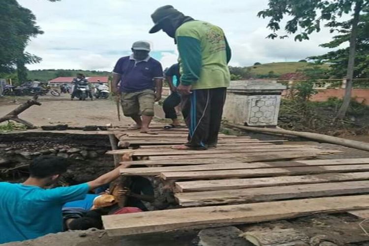 Warga Kecamatan Sanggar, Kabupaten Bima, Nusa Tenggara Barat (NTB), bahu-membahu membangun jembatan sementara pasca jembatan penghubung di daerah itu terputus.