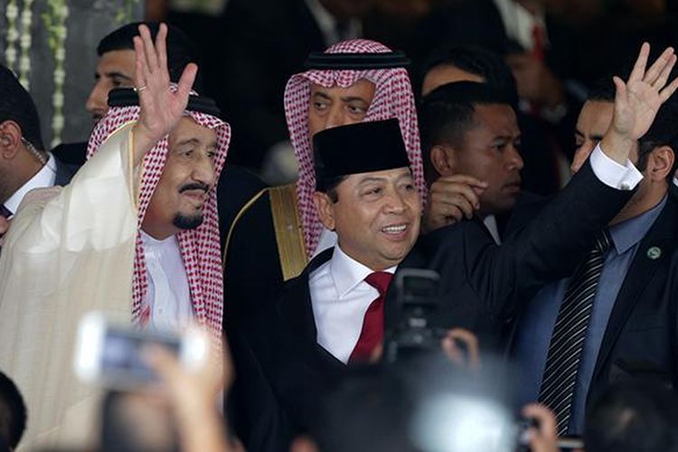 Raja Arab Saudi Salman bin Abdulaziz al-Saud didampingi Ketua DPR RI, Setya Novanto meninggalkan Gedung DPR, Kompleks Parlemen di Senayan, Jakarta, Kamis (2/3/2017). Kunjungan Raja Salman ke Indonesia dalam rangka kerja sama bilateral Indonesia - Arab Saudi.