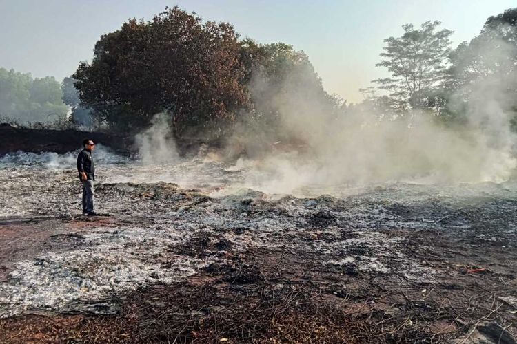 Petugas Pemadan Kebakaran Purwakarta mengecek kebakaran limbah karpet di Desa Karangmukti, Kecamatan Bungursari, Purwakarta, Jawa Barat, Rabu (13/9/2023).