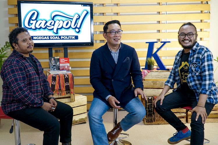 Gubernur Jawa Barat, Ridwan Kamil berpose bersama Host Tatang dan Ryan seusai menjadi narasumber dalam program live Gaspol di kantor redaksi Kompas.com, Jakarta, Rabu (18/5/2022). 