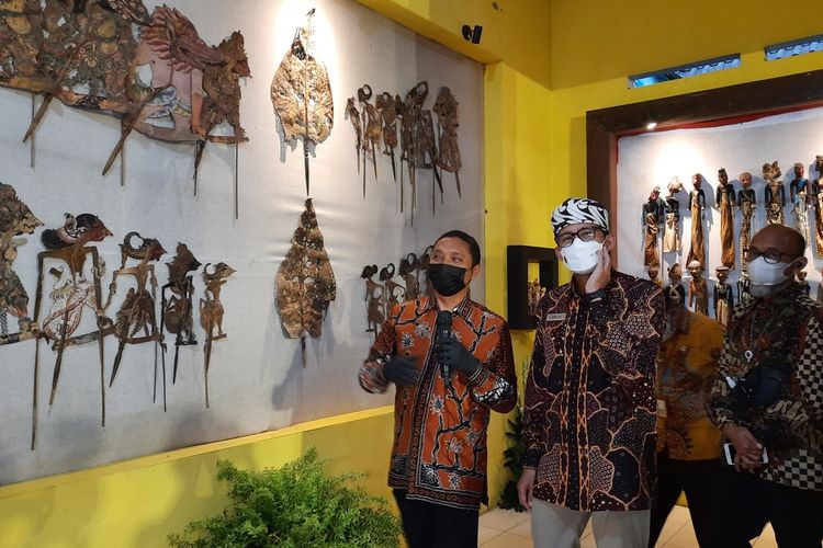 Menteri Pariwisata dan Ekonomi Kreatif, Sandiaga Salahudin Uno saat mengunjungi Museum Panji di Kabupaten Malang, Jumat (21/5/2021).