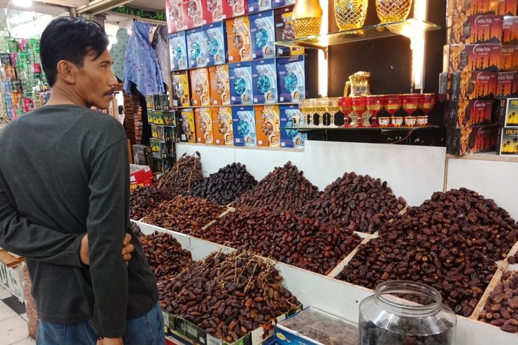 Lebih dari 11 jenis kurma ditawarkan di salah satu penjual kurma, Pasar Tanah Abang Blok C, Rabu (23/5/2018).