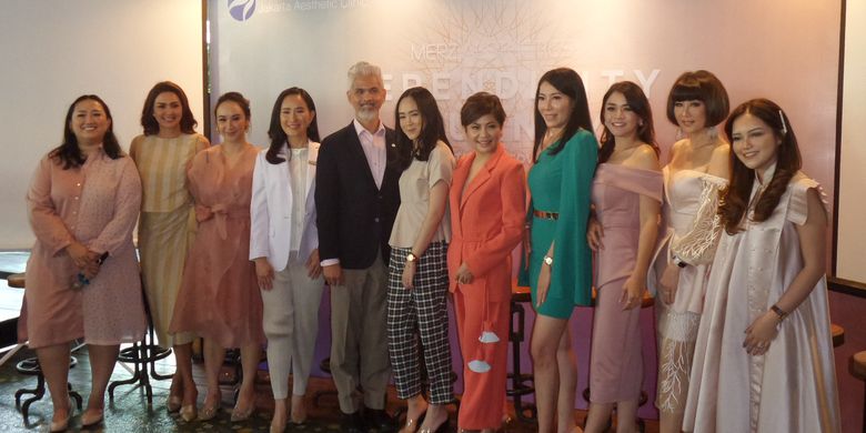 Founder Jakarta Aesthetic Clinic (JAC) dr. Olivia Ong, Country Manager Merz Indonesia Ricardo Manaloto dan President Director of Miracle Aesthetic Clinic Group, dr. Lanny Juniarti, Dipl. AAAM (mulai keempat dari kiri ke kanan) dalam acara peluncuran kampanye Merz Aesthetic Serendipity Journey di kawasan Menteng, Jakarta Pusat. Rabu (26/6/2019). 