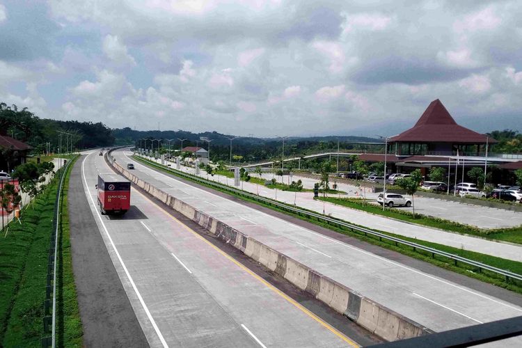 Suasana lalu-lalang Tol KM 456 Semarang-Solo