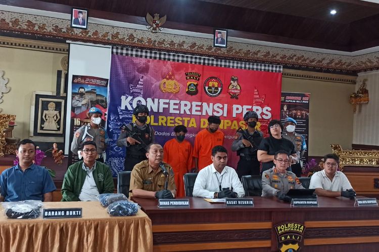 Kepala Kepolisian Resor Kota (Kapolresta) Denpasar, Kombes Pol Bambang Yugo Pamungkas bersama pejabat dari dinas terkait saat mengelar konferensi pers pengungkapan kasus penganiayaan hingga tewas terhadap seorang pria di Jalan Dewi Madri, Denpasar Timur, yang digelar pada Senin (5/6/2023). Polisi menangkap 10 orang pelaku. Delapan di antaranya, dinyatakan sebagai anak di bawah umur. Kompas.com/ Yohanes Valdi Seriang Ginta