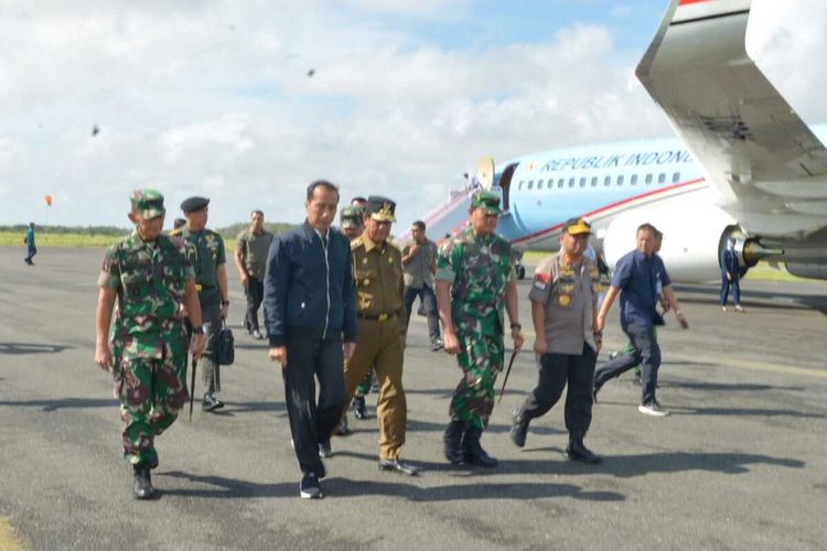 Joko Widodoi juga menyempatkan bertemu dengan ratusan nelayan Natuna. Pertemuan berlangsung di Sentra Kelautan dan Perikanan Terpadu (SKPT) Selat Lampa, Pelabuhan Perikanan Selat Lampa Natuna.