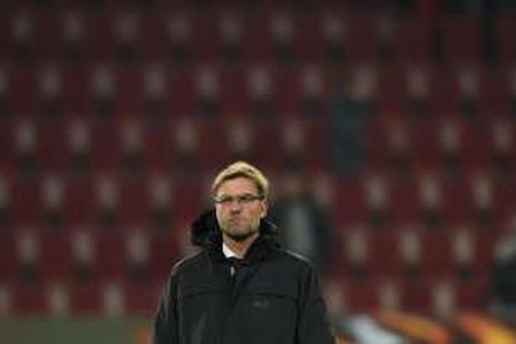 Juergen Klopp berdiri di tengah Stadion WWK ARENA menjelang partai Augsburg kontra Liverpool pada babak 32 besar Liga Europa, 18 Februari 2016.