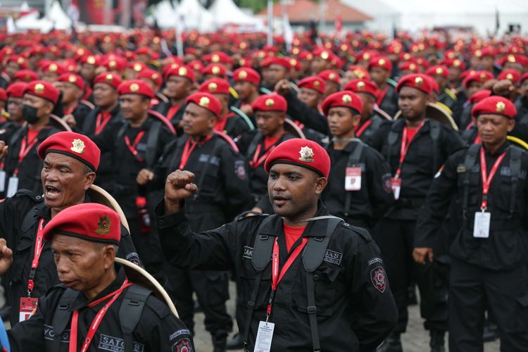 Ribuan Satgas Cakra Buana Partai Demokrasi Indonesia Perjuangan saat perayaan HUT ke-50 PDI P di JI Expo Kemayoran, Jakarta, Selasa (10/01/2023).