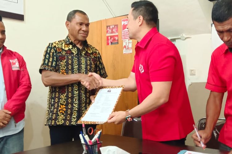 Inspektur Jenderal (Irjen) Polisi Purnawirawan Johni Asadoma, saat mendaftar di Partai Solidaritas Indonesia sebagai bakal calon Gubernur NTT, Jumat (19/4/2024). 