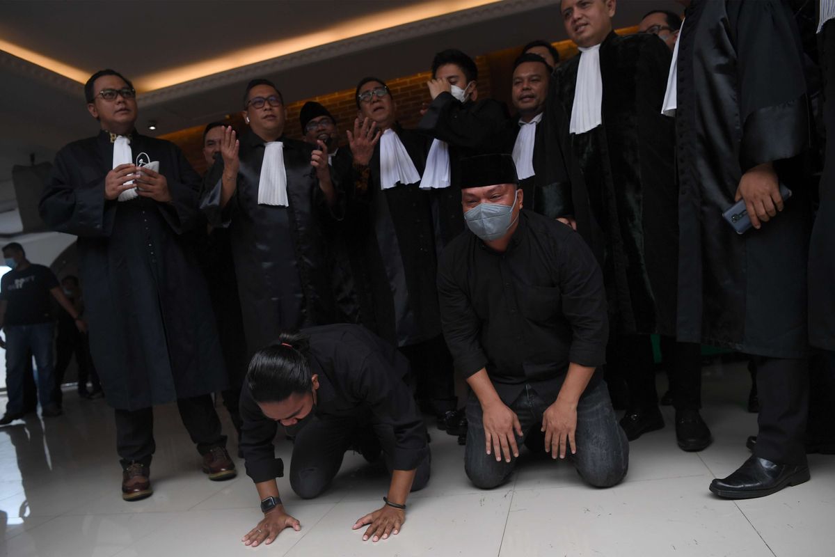 Terdakwa unlawful killing anggota Laskar FPI Briptu Fikri Ramadhan (kiri) dan Ipda M Yusmin Ohorella (kanan) melakukan sujud syukur seusai divonis bebas sidang putusan yang digelar secara virtual di Jakarta, Jumat (18/3/2022). Majelis Hakim PN Jakarta Selatan memvonis bebas kedua terdakwa meski dakwaan primer jaksa terbukti, perbuatan terdakwa tidak dapat dikenai pidana karena masuk dalam kategori pembelaan terpaksa dan pembelaan terpaksa yang melampaui batas.