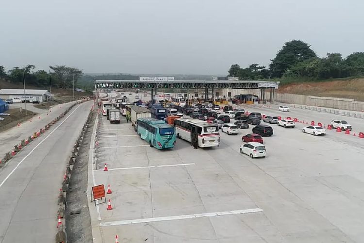 Kondisi lalu lintas di Gerbang Tol (GT) Cikampek Utama Tol jakarta-Cikampek, Senin (3/6/2019).