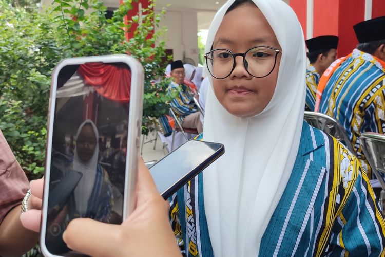 Gantikan Mendiang Ayah, Kyra yang Berusia 13 Tahun Jadi Jemaah Haji Termuda dari Magelang