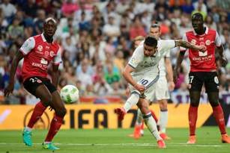 Gelandang Real Madrid, James Rodriguez (kanan), mencetak gol ke gawang Stade de Reims pada Trofi Santiago Bernabeu, 16 Agustus 2016.