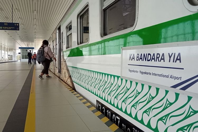 Gerbong kereta dihiasi motif batik parang Selasa (30/8/2021)