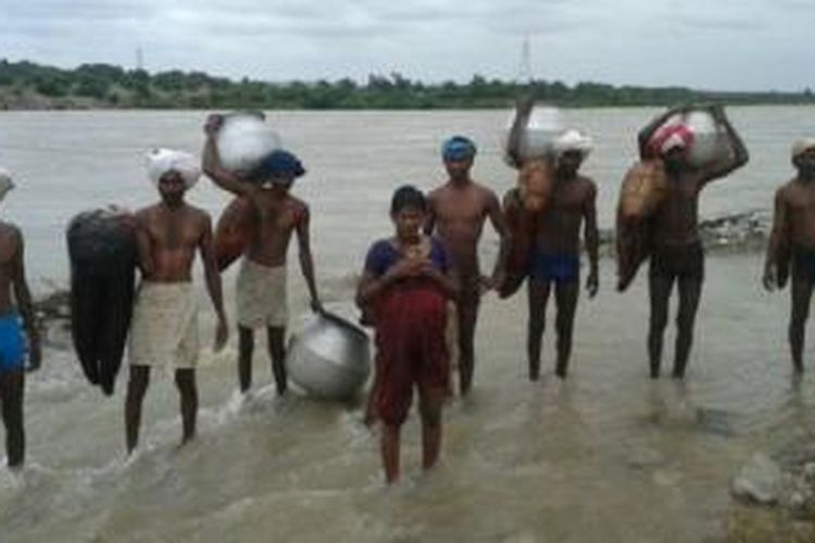 Yellavva menyeberang sungai dibantu ayah, saudara laki-laki dan beberapa keponakan.