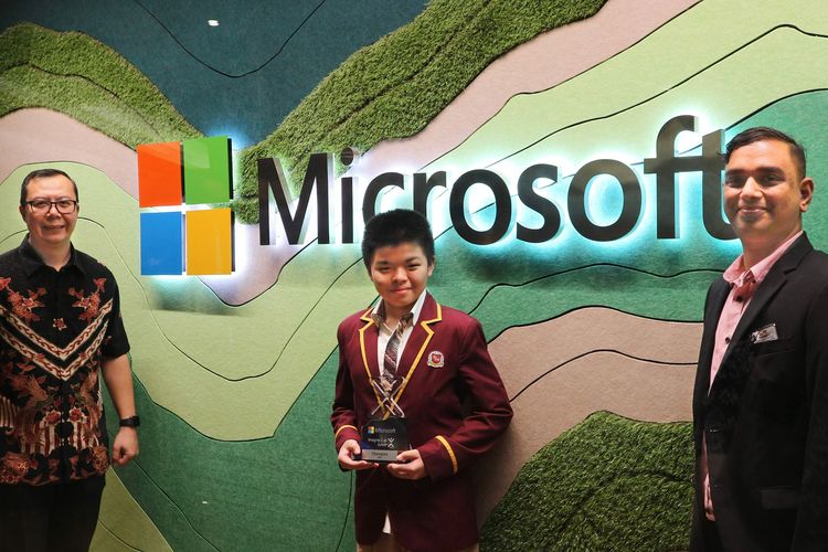 Evan Felix Santoso (tengah) sukses memenangkan kompetisi Imagine Cup Junior AI for Good Challenge 2022