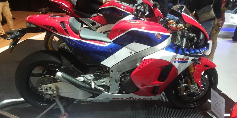 RC213V versi produksi massal yang dipajang di stan Honda pada hari ketiga pameran Indonesia International Motor Show (IIMS) 2018, JIExpo Kemayoran, Jakarta, Sabtu (21/4/2018).