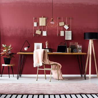 Ilustrasi ruangan dengan warna cat dinding merah tua.